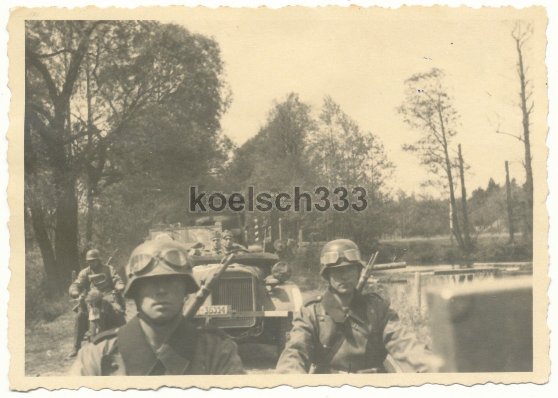 Kradmelder Kübelwagen Fahrzeug Kolonne Nebelwerf