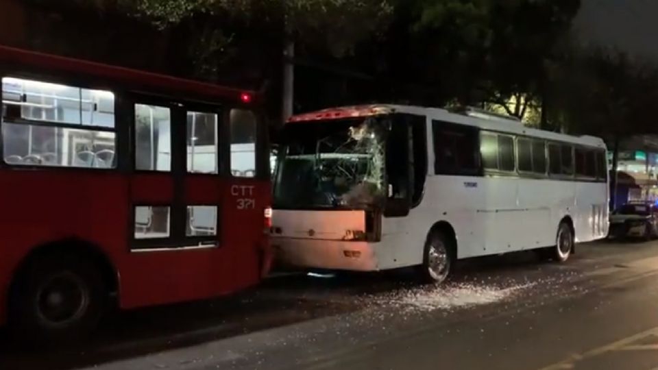 Son 9 heridos el saldo de un choque entre autobús turístico y Metrobús en Tláhuac