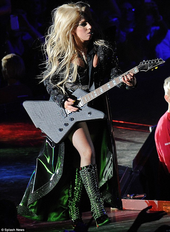 article-0-153AD98A000005DC-393_634x867