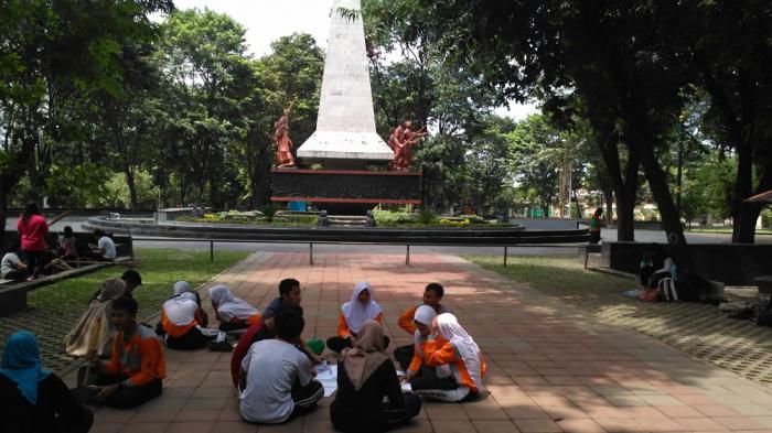 Suasana Pasprama SMA N 1 Solo berlatih pramuka di halaman Monumen 45 Banjarsari Solo, Minggu (10/4/2016) pagi.