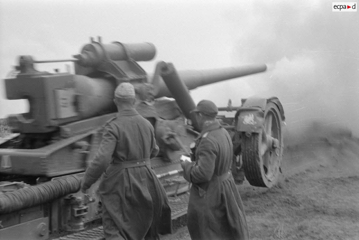 Une pièce de 17 cm K18 appartenant au Afrika-Artillerie-Regiment 2 sous le commandement d'un Leutnan