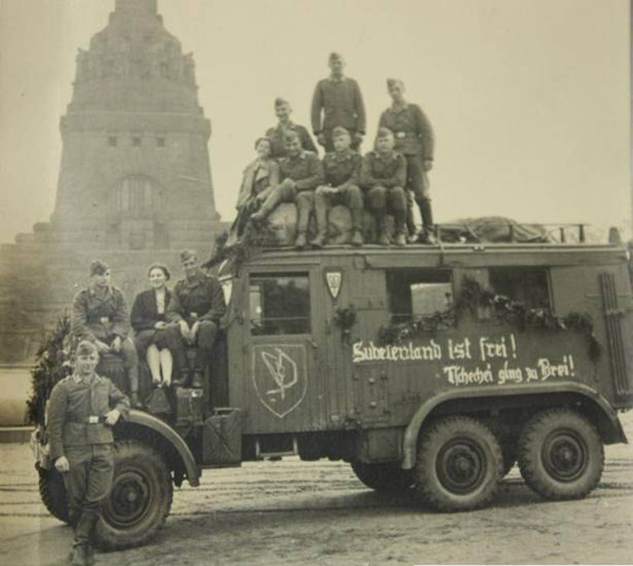 EHD Kfz 302 radio w slogan in Leipzig after returning from Sudetenland