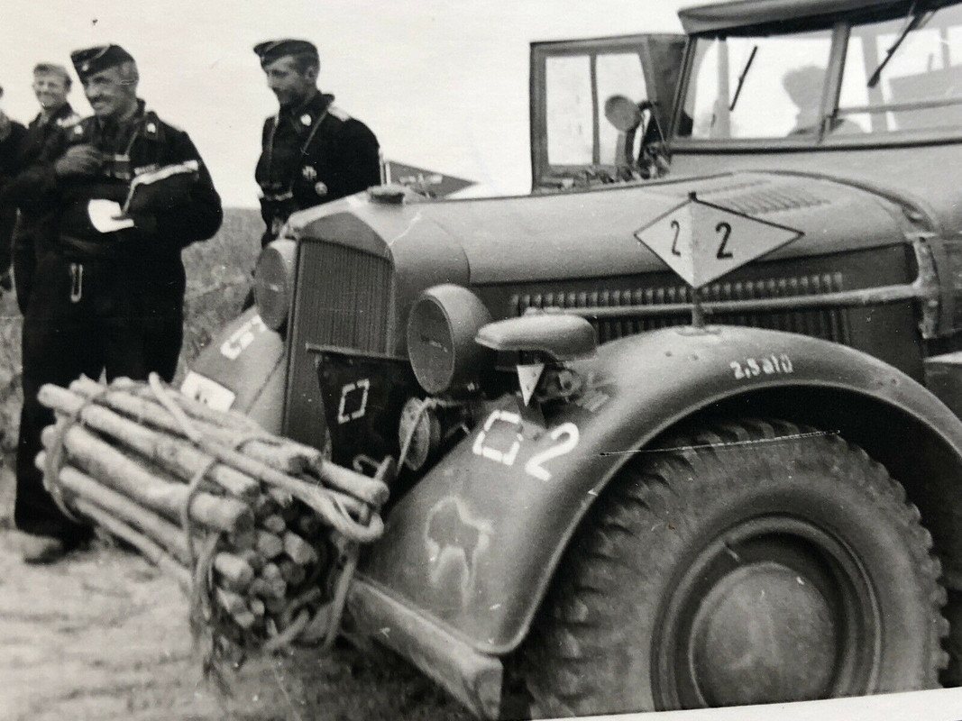 Foto Wehrmacht Soldaten Panzermänner Fahrzeug Sehr Seltene Kennungen