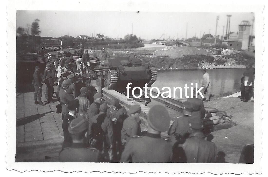 Foto 2 WK Frankreich Panzer Sturmgeschütz Übersetzen über Kanal Brücke