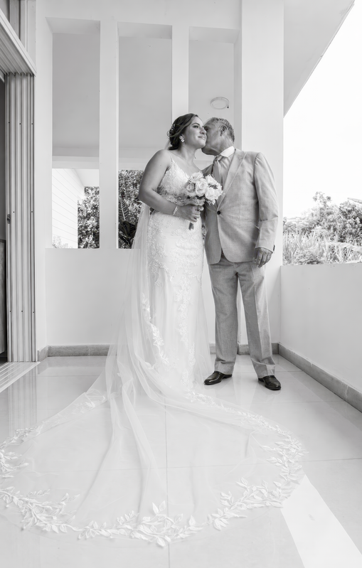 Novia recibiendo un beso de su padre en la mejilla