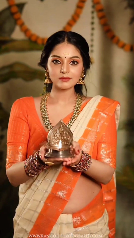 kannada actreesss sexy navel in tradtional orange saree.mp4_snapshot_00.10.726