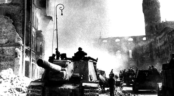 Su-152 en Königsberg, 1945 Su-152 en Königsberg, 1945