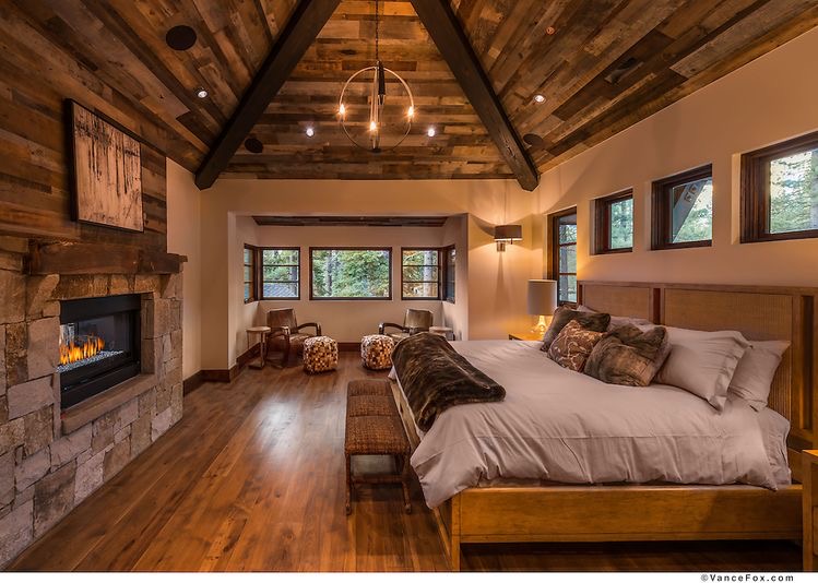 Master Bedroom (Upstairs)