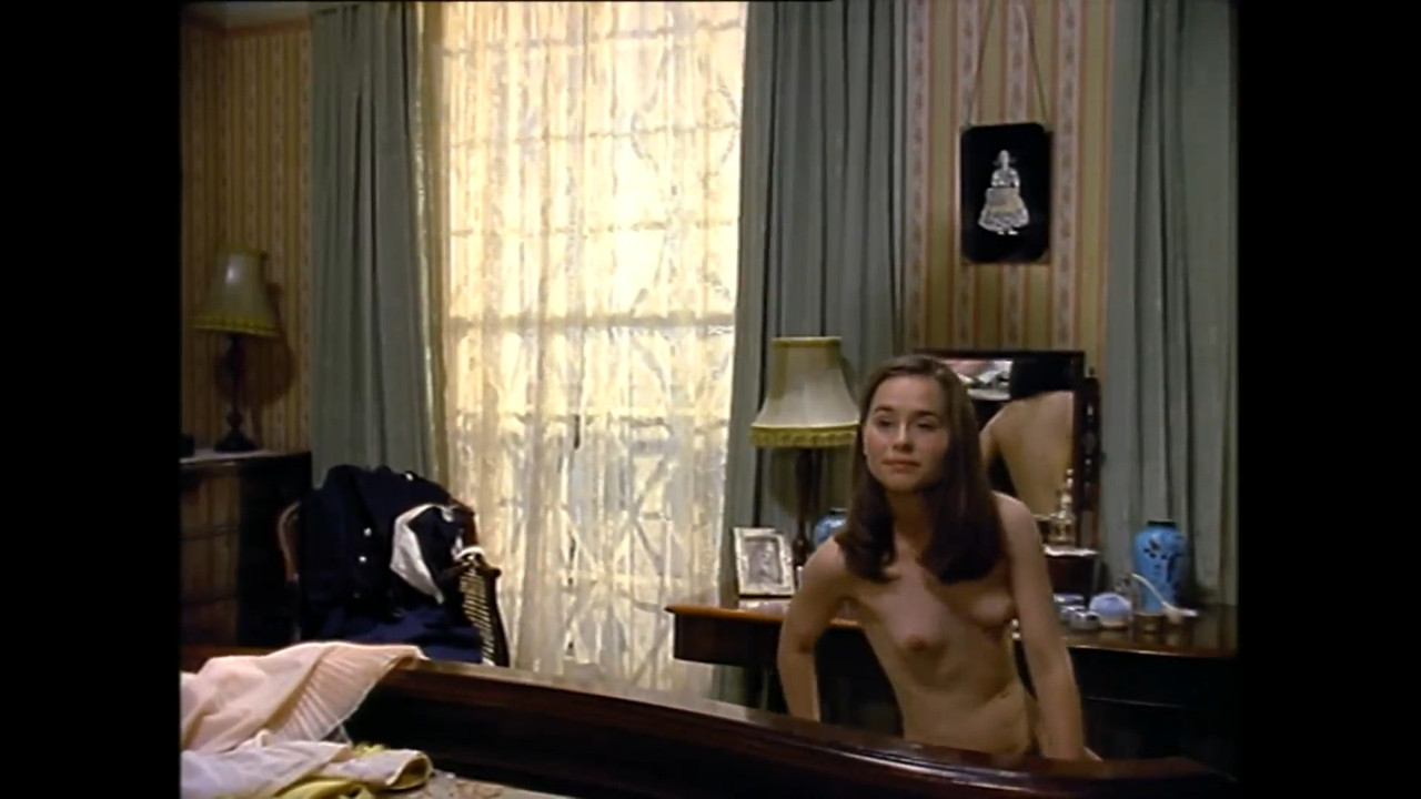 cap_The Camomile Lawn S01E02 1080p (moviesbyrizzo upl)_00_43_33_28