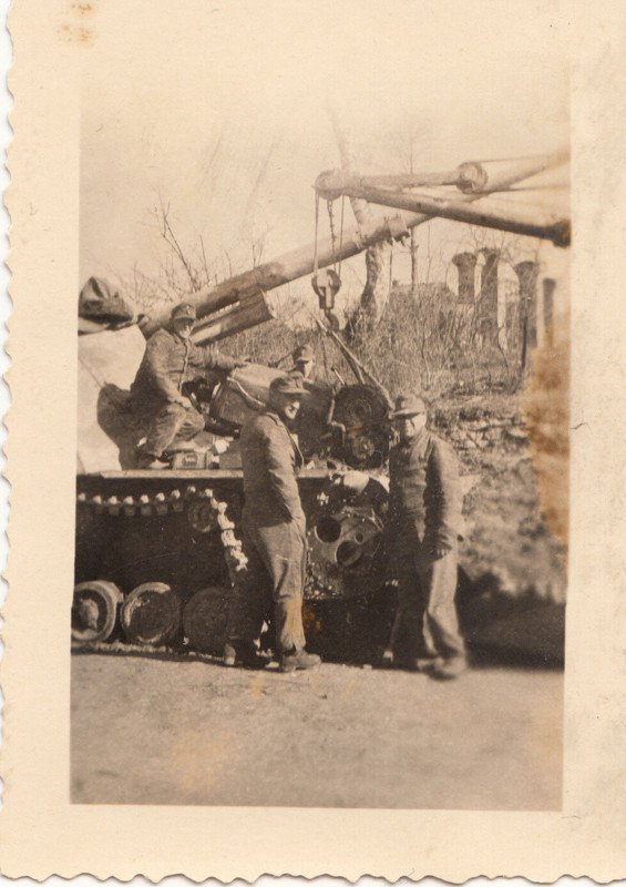 Foto 2.WK - Technik - deutsches SdKfz 164 (Nashorn) beim Getrieb