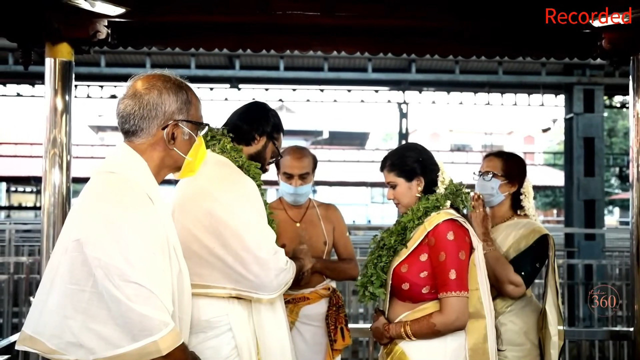 Malayali Bride Very Huge Breasts and Big Sexy Deep Navel Slips in Traditional Saree.mkv_snapshot_04.