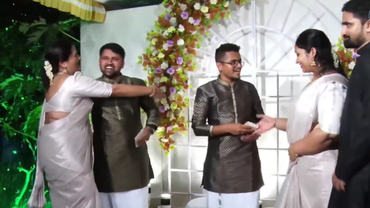 Hot fleshy Malayali aunty tummy foldand big ass in white saree.mp4_snapshot_01.24.113