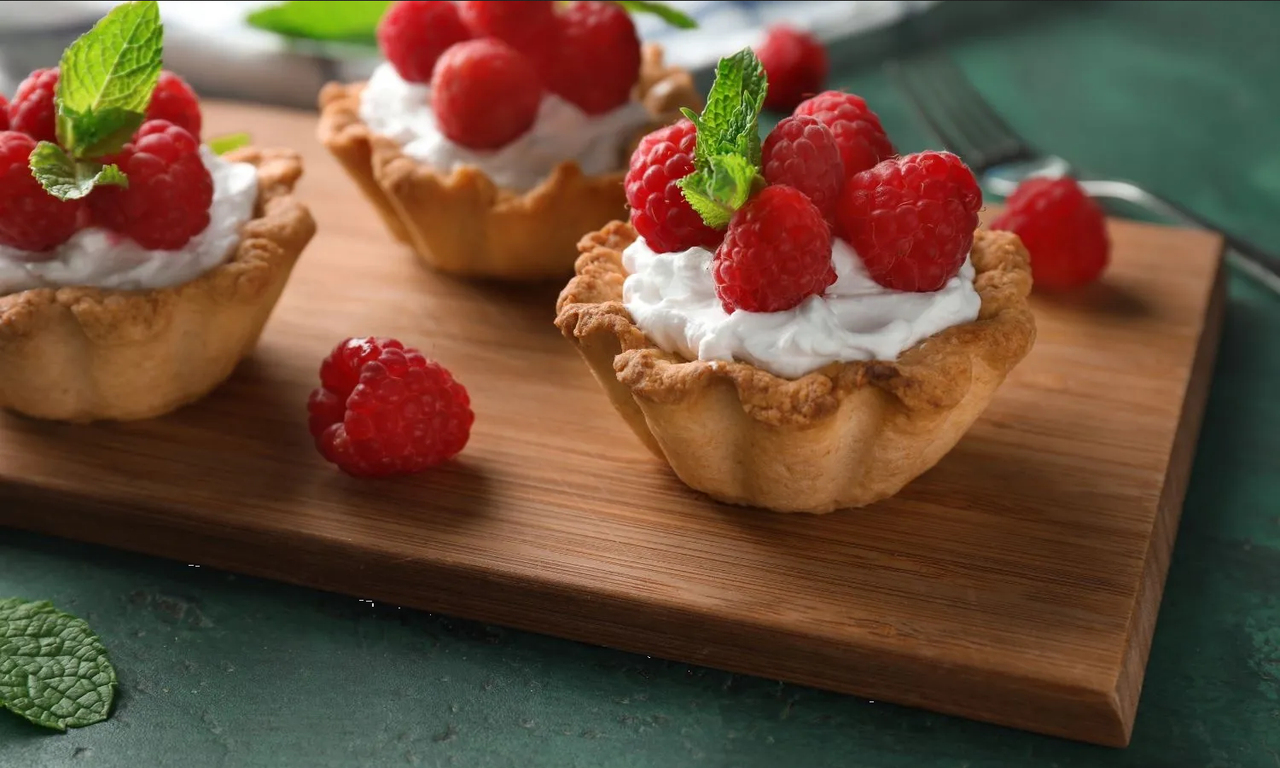 ¿Qué postre hacer hoy? Haz tartaletas de crema pastelera y frambuesas