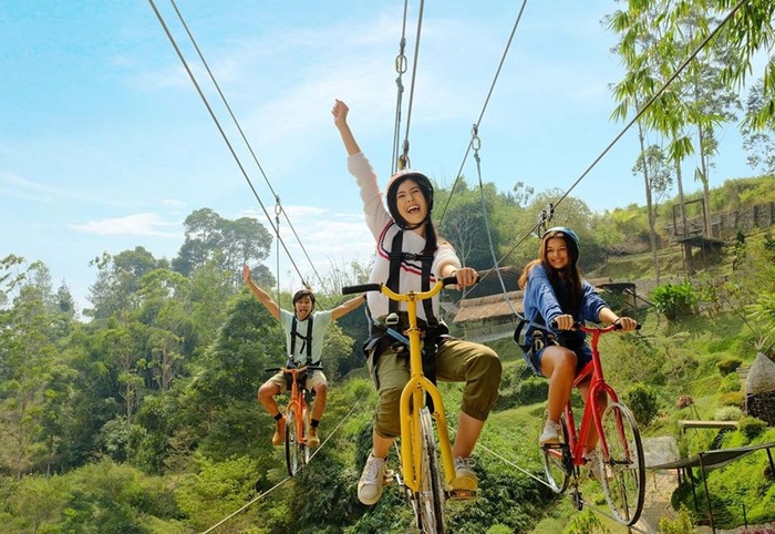 Pengunjung menikmati wahana diThe Lodge Maribaya, tempat wisata di Lembang yang lagi hits.