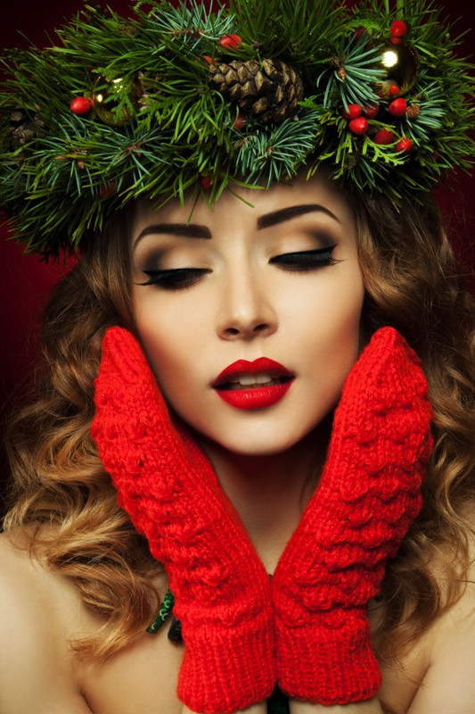 Devojka sa Novogodisnjom dekoracijom i šminkom