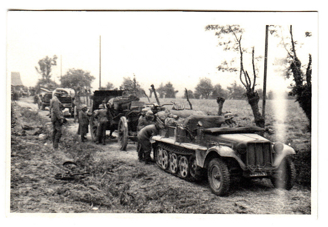 Orig. Foto Soldaten WH Halbkette Sdkfz mit Anhän
