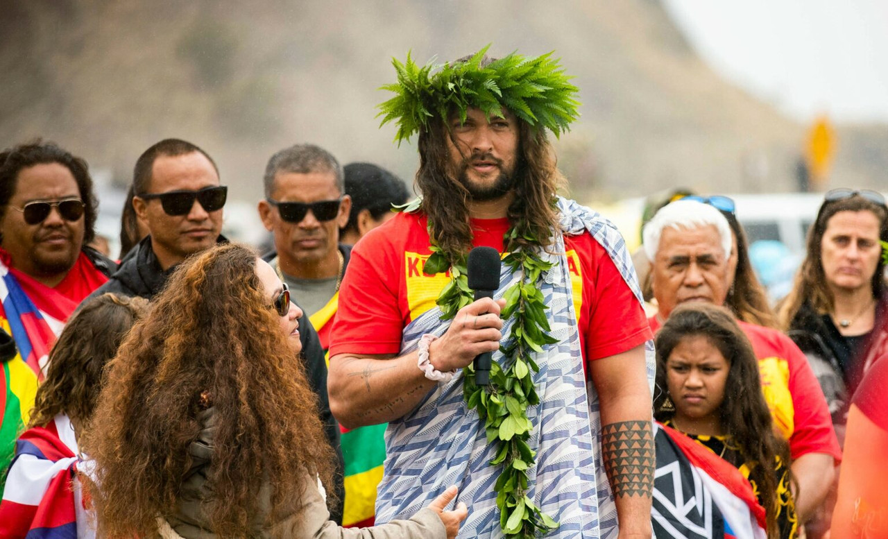 Jason Momoa ¿Cómo se ve sexy con las vestimentas típicas de Hawái?