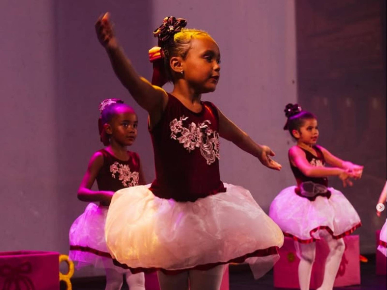 Alunas do Studio Valmeire Rosse em apresentação de dança
