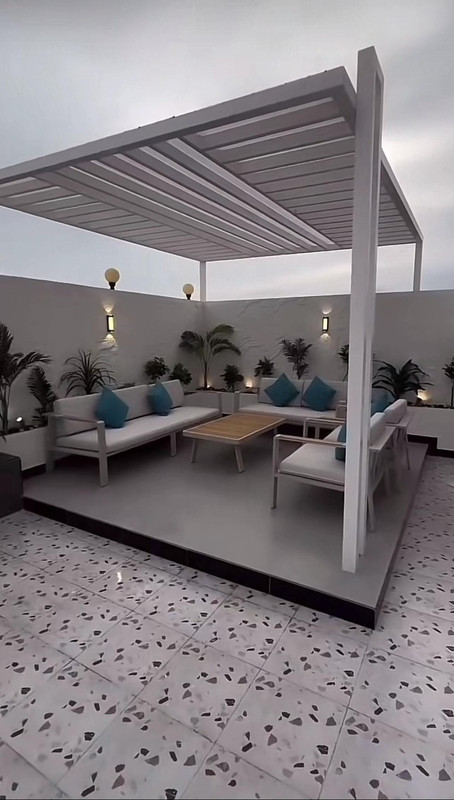 برجولات خشب طبيعي مع إضاءة ليلية في الأحساء