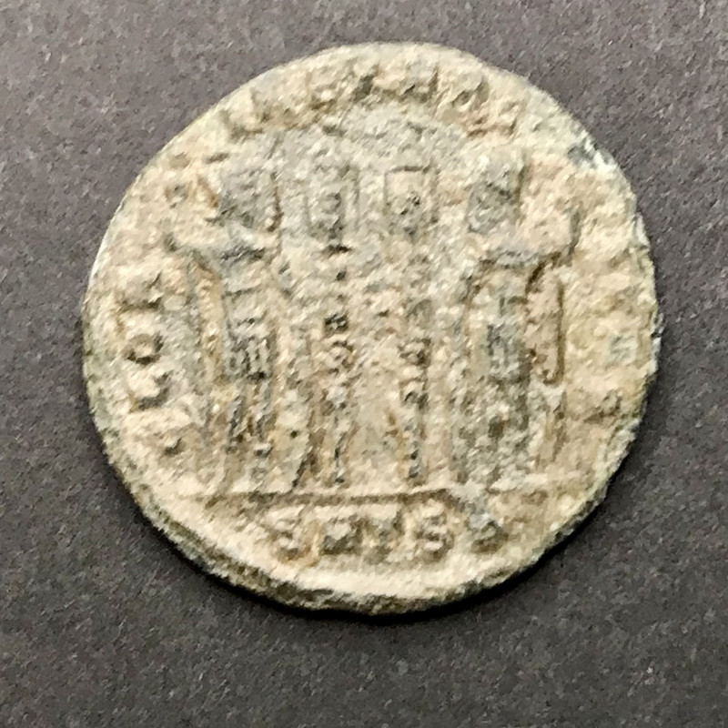 AE3 de Constantino II. GLORIA EXERCITVS. Soldados entre 2 estandartes. Tesalónica 9-F085972-1904-48-F8-8545-D2-A7-E2394-B1-C