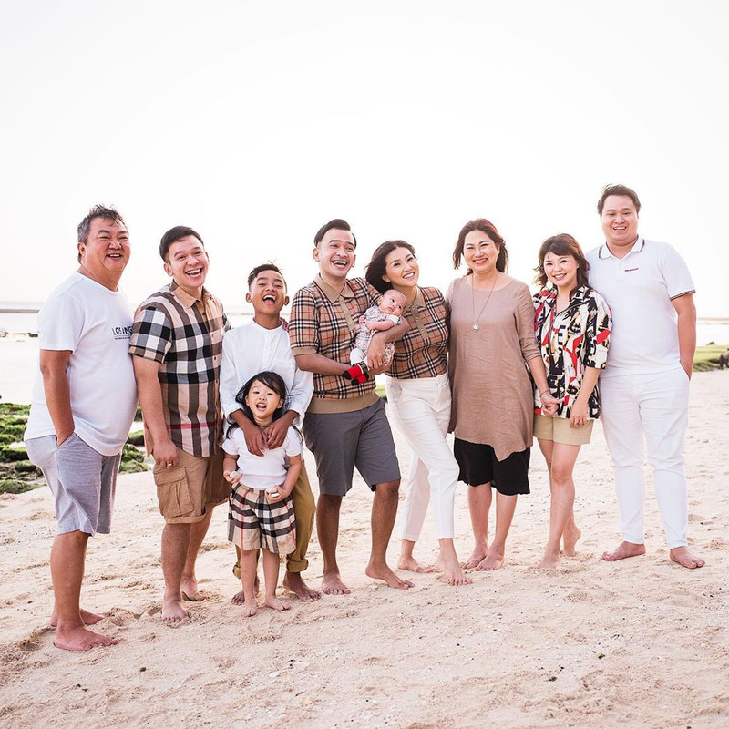 Keluarga besar Ruben Onsu berada di pantai Bali