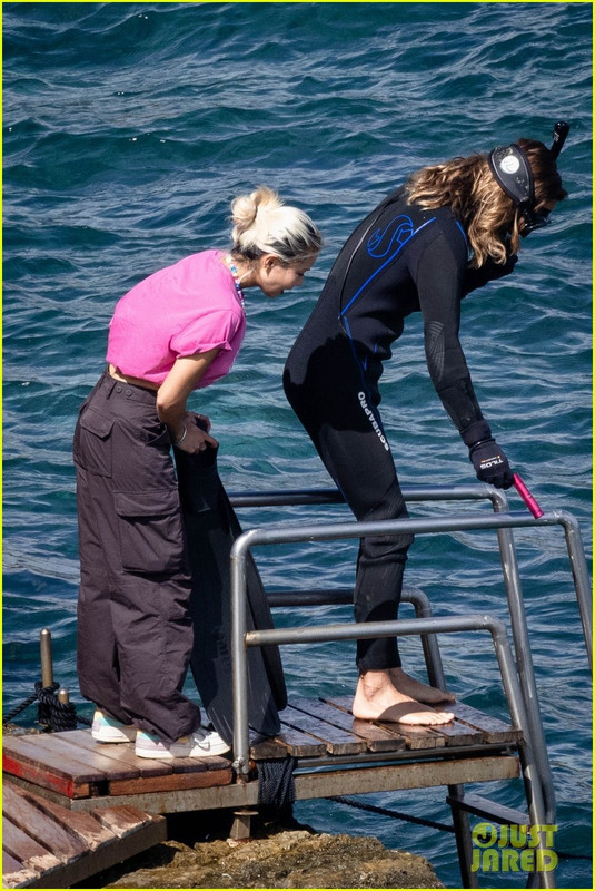 jared-leto-goes-scuba-diving-on-vacation-in-italy-23.jpg