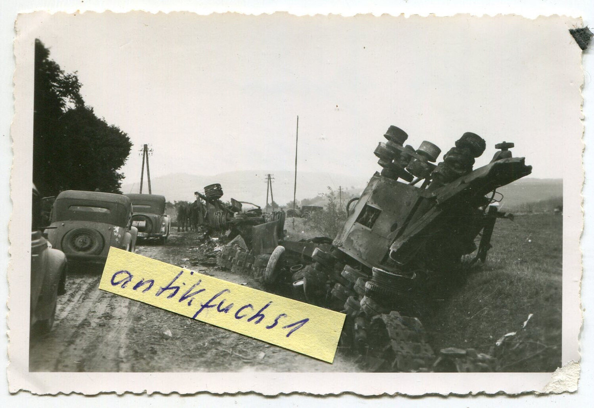 Panzer aus Rußland mit Volltreffer und PKW mit Berliner Bär 1944