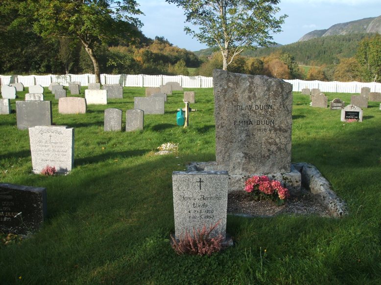 Dun-Church-and-Cemetery-Fosnes-02