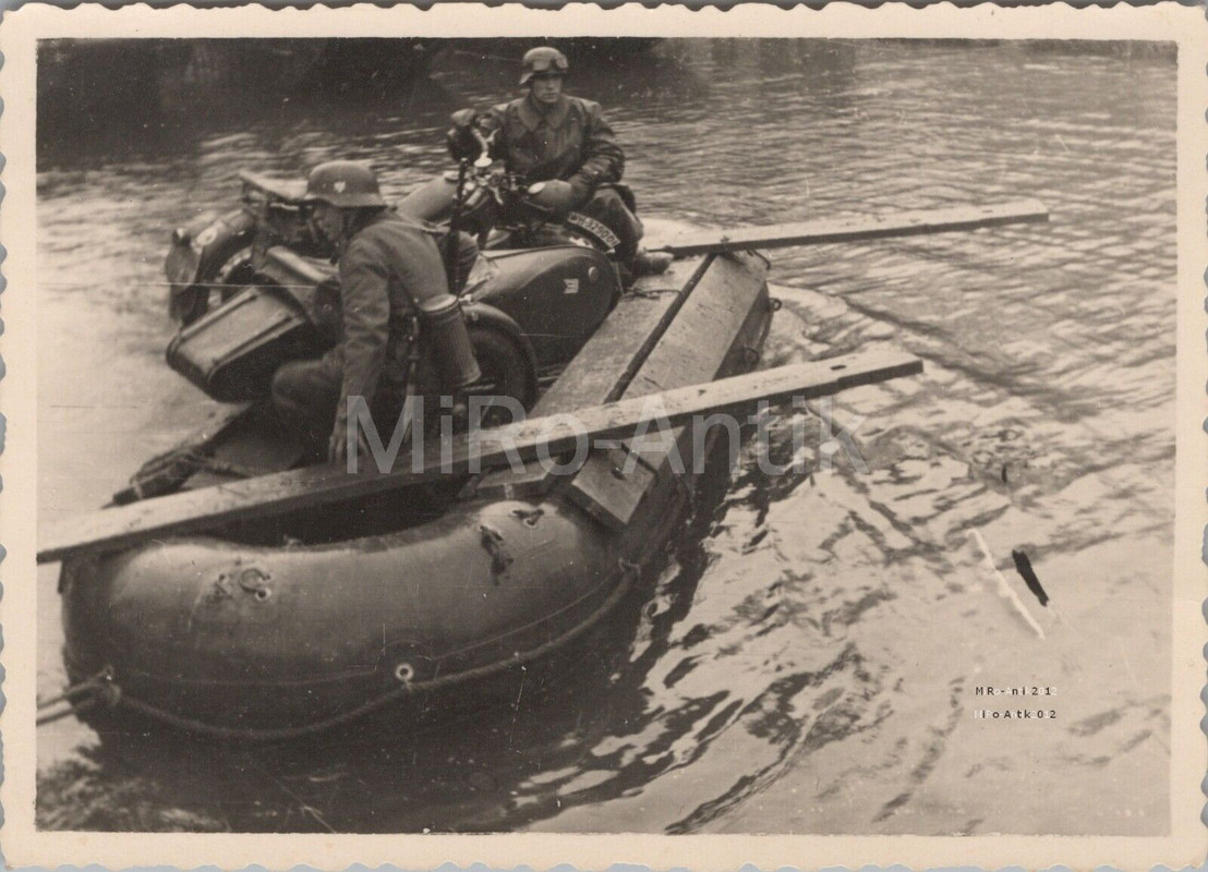 Foto, PzJg Abtlg. 27., Pak im Schlauchboot über Seine Frankreich 1940 (2)