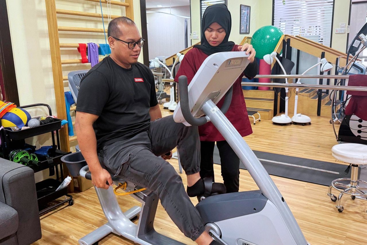 Sesi latihan pemulihan kecederaan sukan dengan terapis