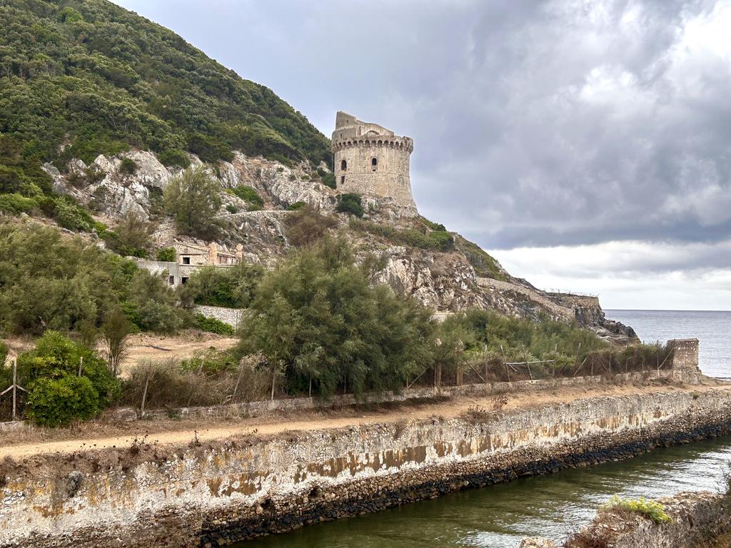 Жаркий сентябрь на побережье Тирренского моря.