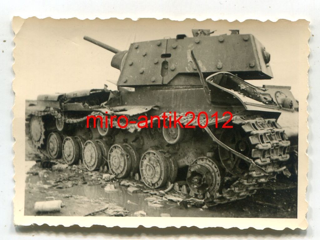 Foto, Wehrmacht, Nahaufnahme, zerstörter Panzer KW-1, Russland