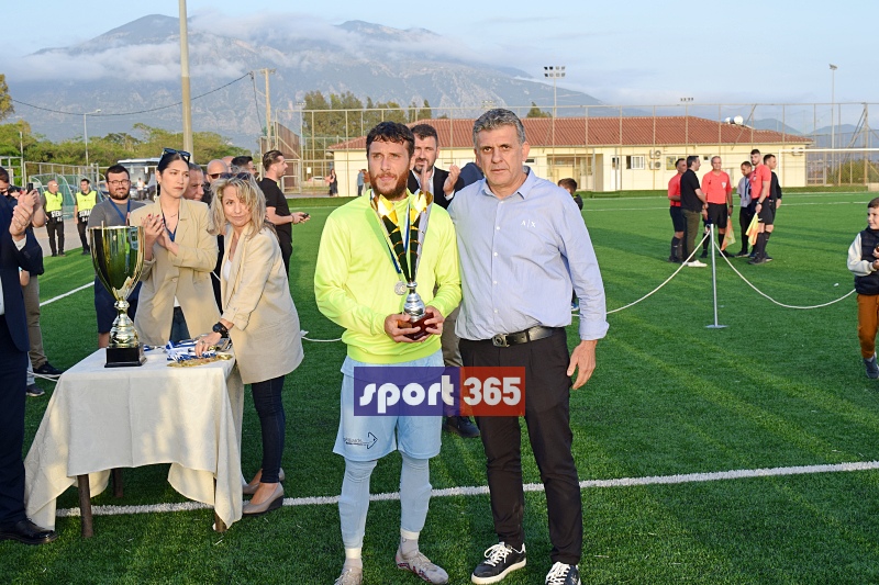 , &Tau;&omicron; &phi;&omega;&tau;&omicron;&rho;&epsilon;&pi;&omicron;&rho;&tau;ά&zeta; &tau;&omicron;&upsilon; &tau;&epsilon;&lambda;&iota;&kappa;&omicron;ύ &Epsilon;&rho;ά&nu;&eta;-&Pi;&alpha;&nu;&theta;&omicron;&upsilon;&rho;&iota;&alpha;&kappa;ό&sigmaf; (&phi;&omega;&tau;&omicron;)