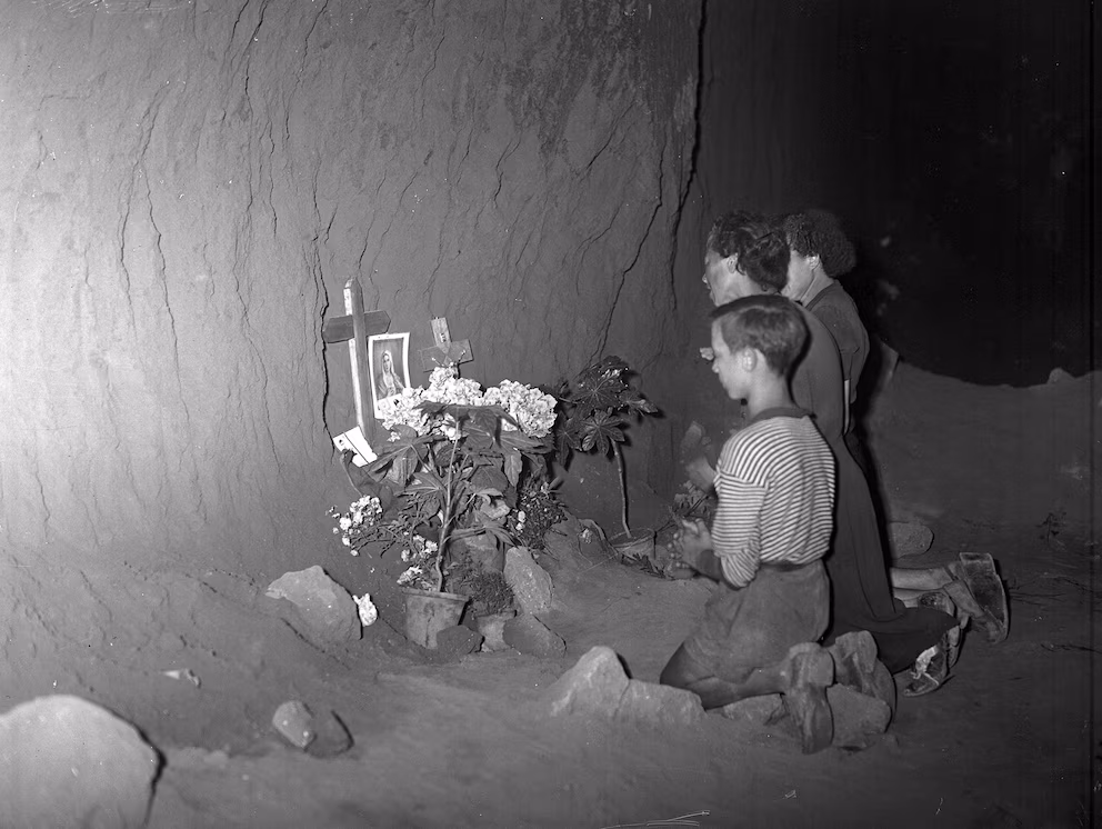 Cuando los alemanes abandonaron Roma, los familiares de las víctimas comenzaron a ir a rezar por ellos. Archivio Cicconi-Getty Images