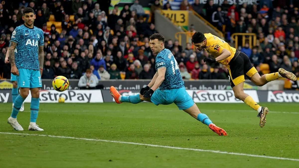 Raúl Jiménez brilla en la victoria de los Wolves frente al Tottenham