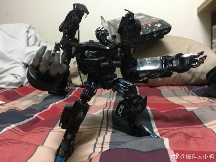 Masterpiece-MPM-05-Barricade-In-Hand-01