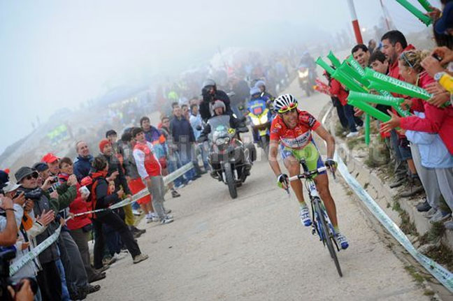 Lo Squalo azzanna le coriacee rampe della Bola del Mundo (foto Bettini)