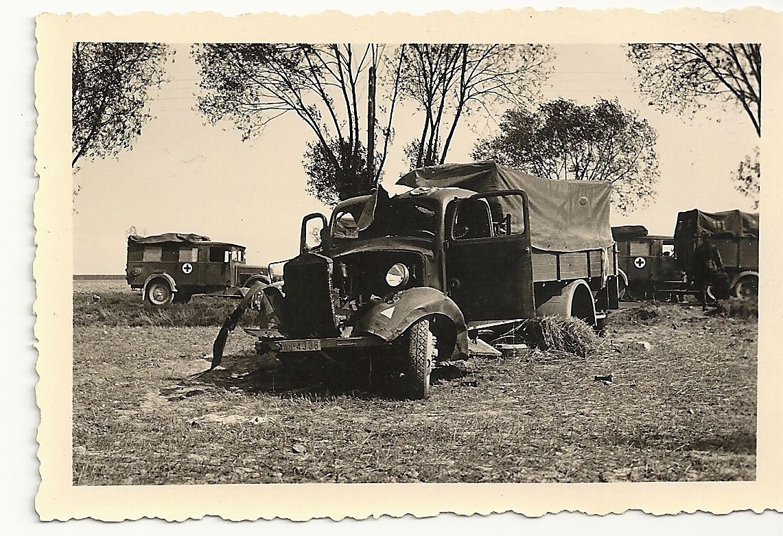 Orig.Foto Zerstörter LKW Wehrmacht Sanitäter San