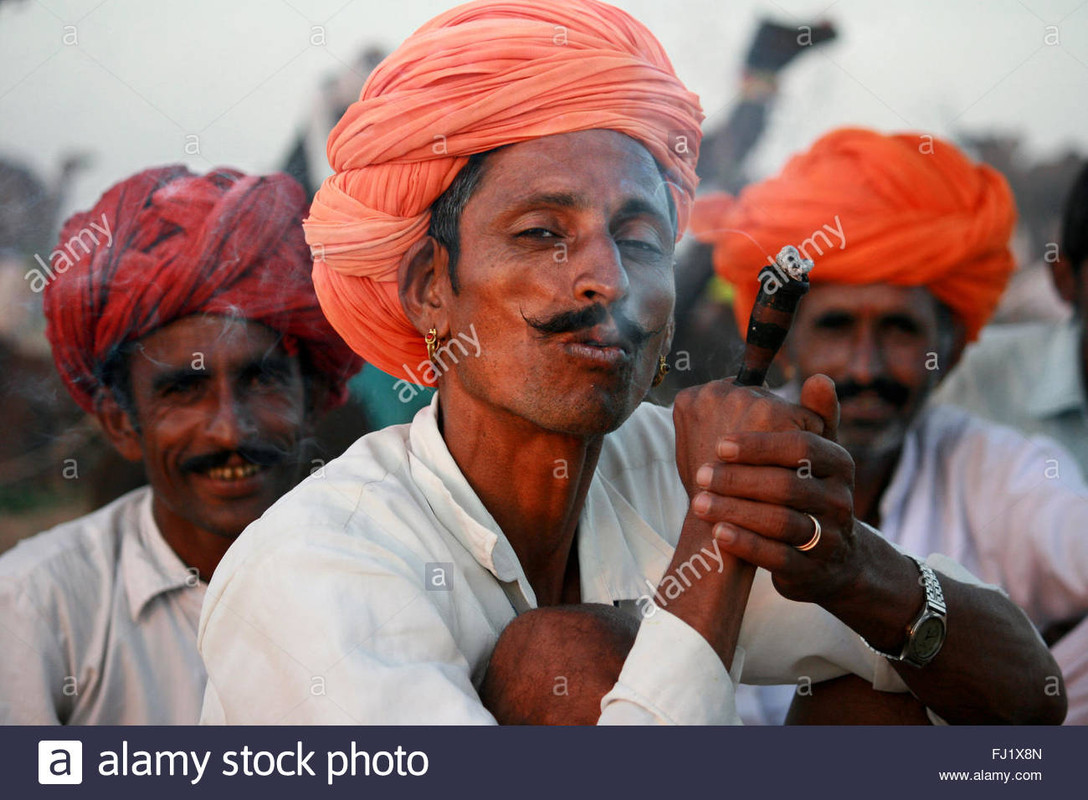 rajasthani-hindu-men-smoking-chillum-during-pushkar-mela-india-FJ1X8N