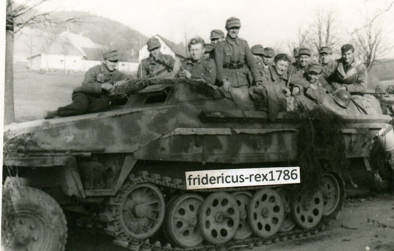 Foto Sd.Kfz 251 SPW Schützenpanzerwagen Endkampf 45 letztes Aufgebot Kolonne