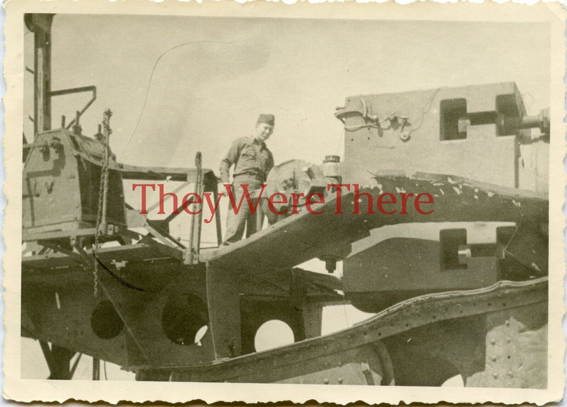 WWII photo- US GI w Captured German CANON DE 340 MODELE 1912 Railway Gun  (3)