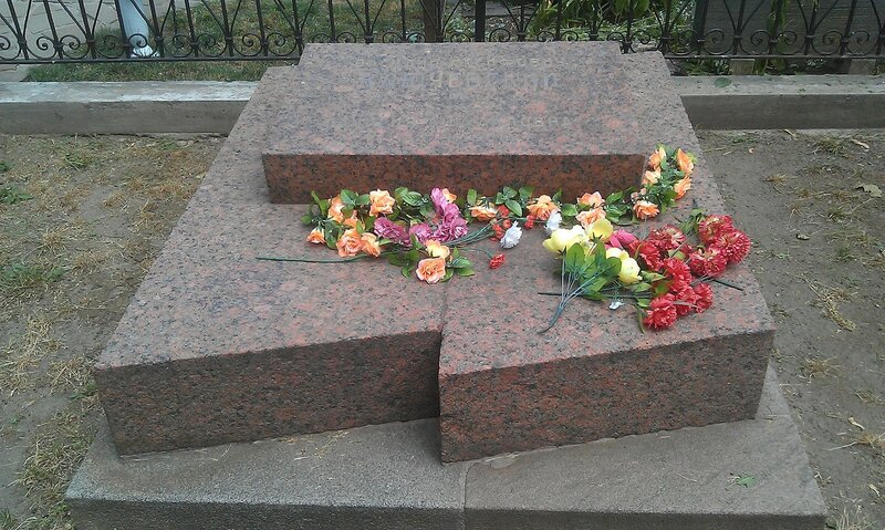 Tomb-in-Cemetery-in-Donskoy-Monastery-6