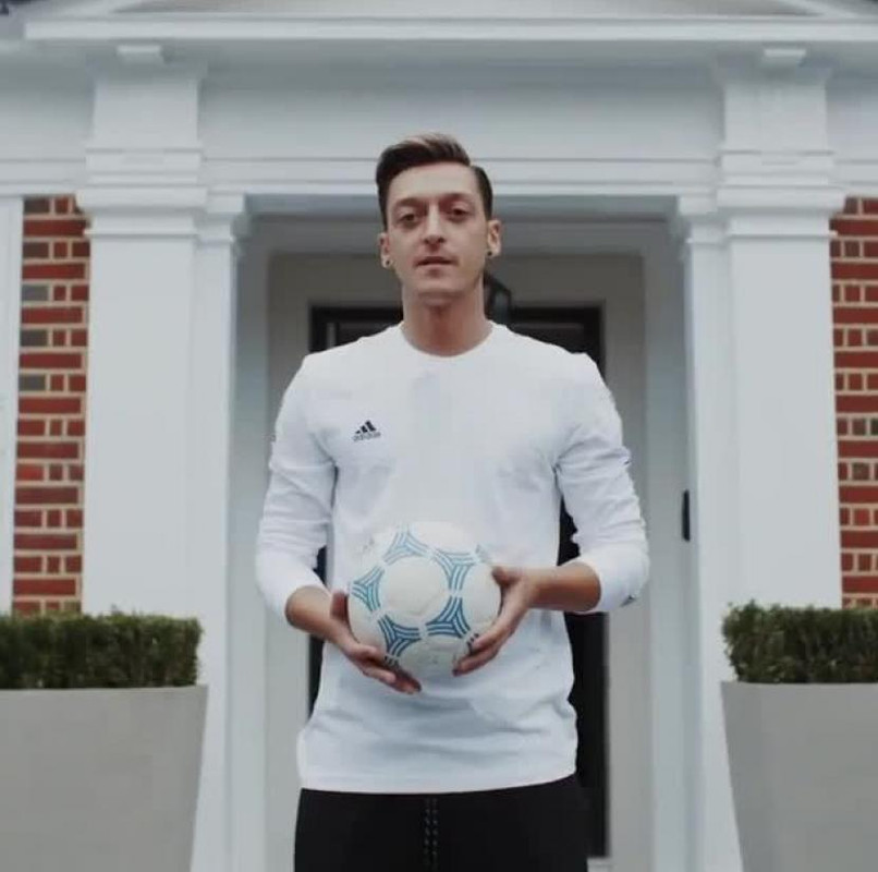mesut-ozil-berpose-di-depan-200423080300
