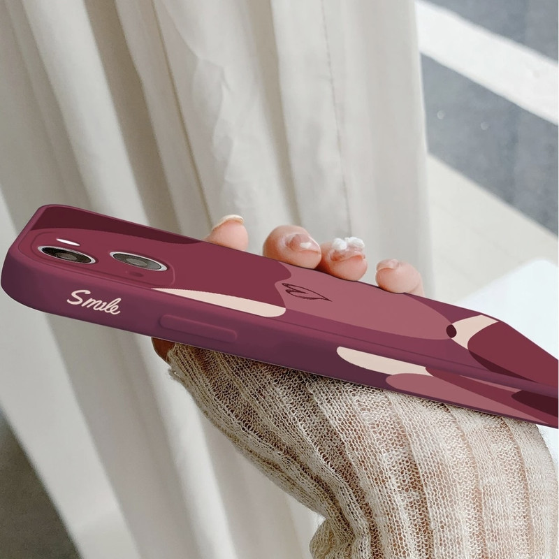 Foto de Funda bordo con diseño corazón. Incluye correa de mano.