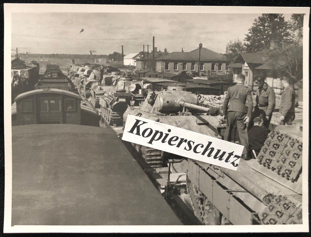 TOP Foto viele Panzer Panther Bahntransport v. Luftwaffensoldaten besichtigt (2) (1)