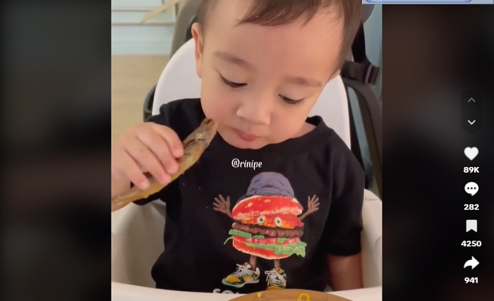 Unggahan video TikTok yang menunjukkan Rayyanza Malik Ahmad sedang menyantap ikan shishamo. Usai videonya viral, banyak warganet yang penasaran dengan ikan shishamo.