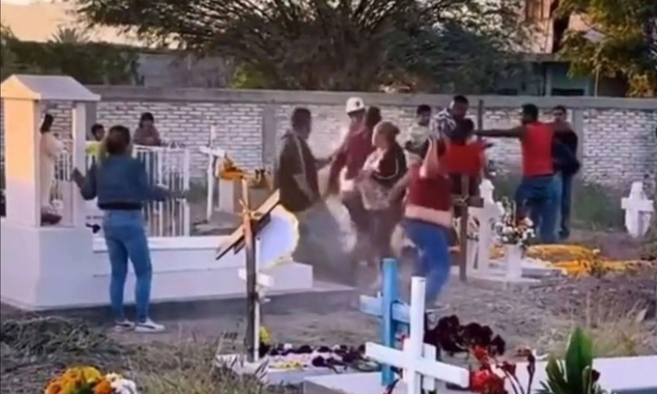 Familia protagoniza pelea en pleno panteón tras sepelio, se aventaron de todo