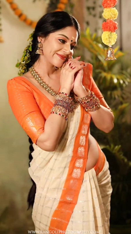 kannada actreesss sexy navel in tradtional orange saree.mp4_snapshot_00.15.110