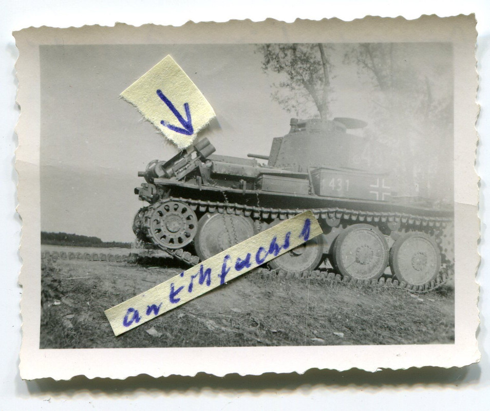 Deut.Panzer mit 431 und Werfer-Töpfen brennend i