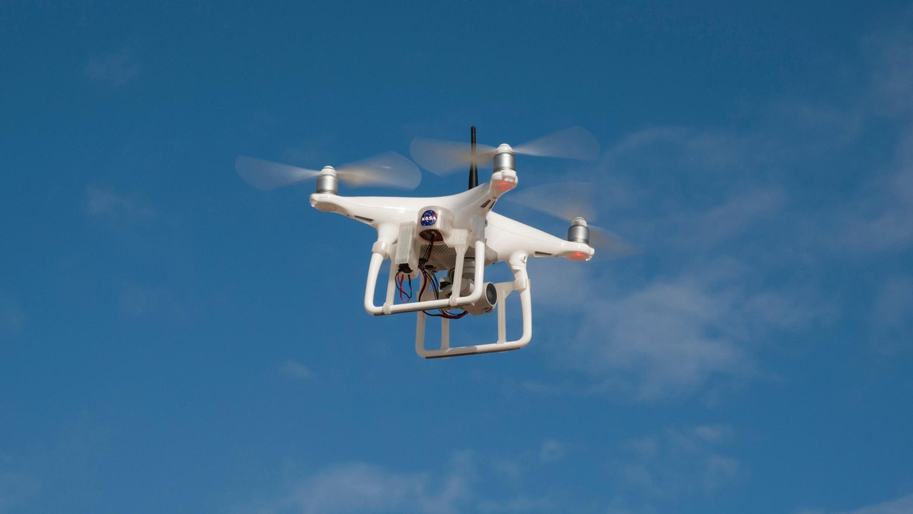 Dron sobrevive a huracán y muestra el interior del fenómeno meteorológico